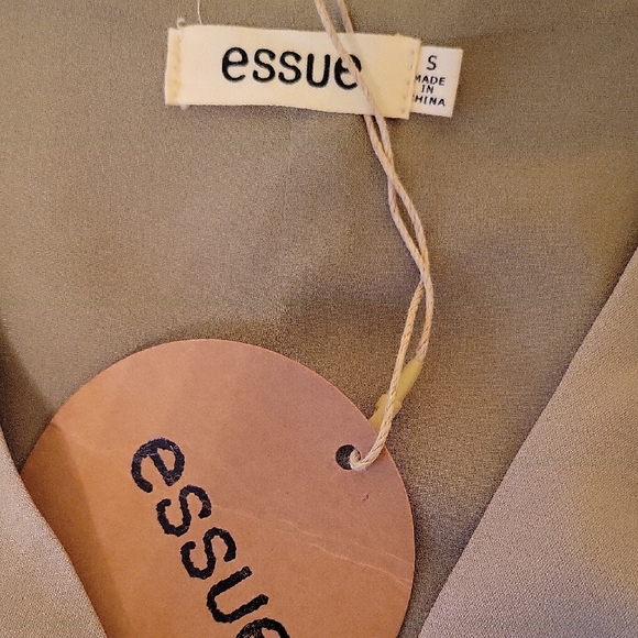 NEW Essue Ruffle Blouse - Picture 2 of 6